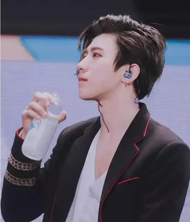 有一种心动叫蔡徐坤喝水,注意到他喉结上的拉链,网友:太男人了