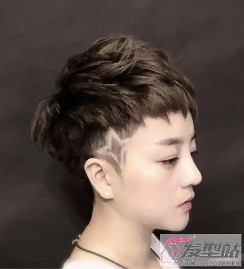 女生帅气两边剃发型吸睛显个性轻松掰弯你