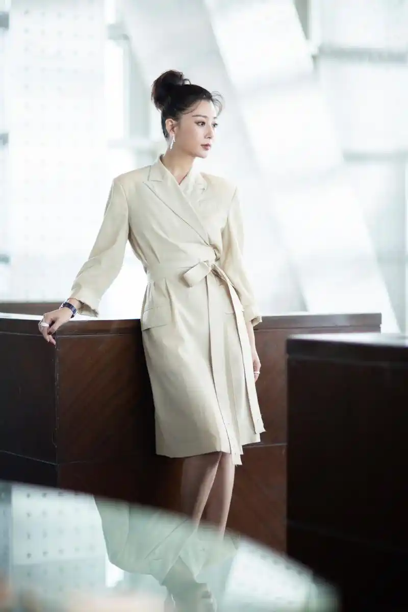 殷桃厉害了!波点衬衫配上深色牛仔裤,穿出上世纪80年代的气质感