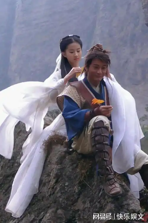 刘亦菲拍戏不幸溺水差点身亡!黄晓明跳瀑布救人,时隔18年被曝光