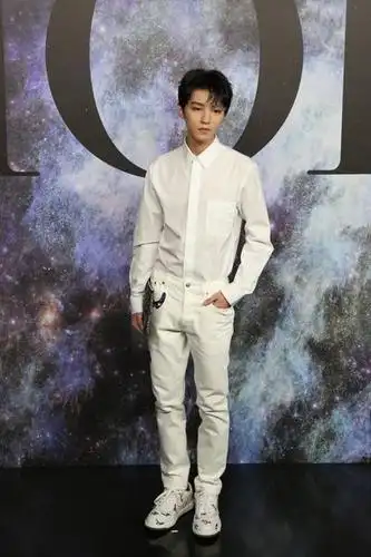 王俊凯助阵dior迪奥2021秋季男装发布秀白衬衫配挑染刘海帅气十足