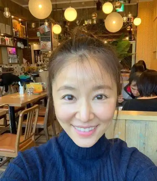 43岁林心如再剪短发,波波头配粉衬衣嫩成学生妹,看完也想换_少女_下巴