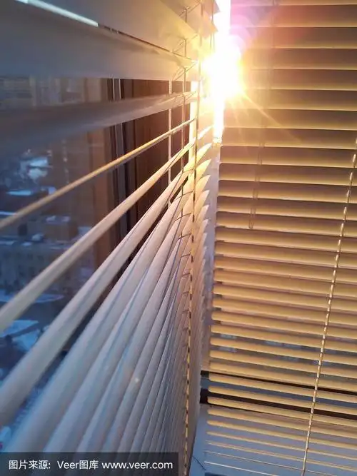阳光透过百叶窗照进来
