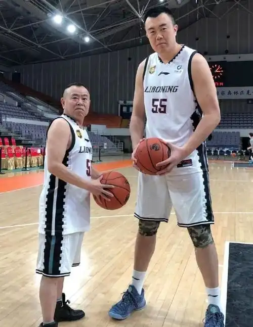 身穿一模一样的辽宁蓝球队的队服,潘长江身高1