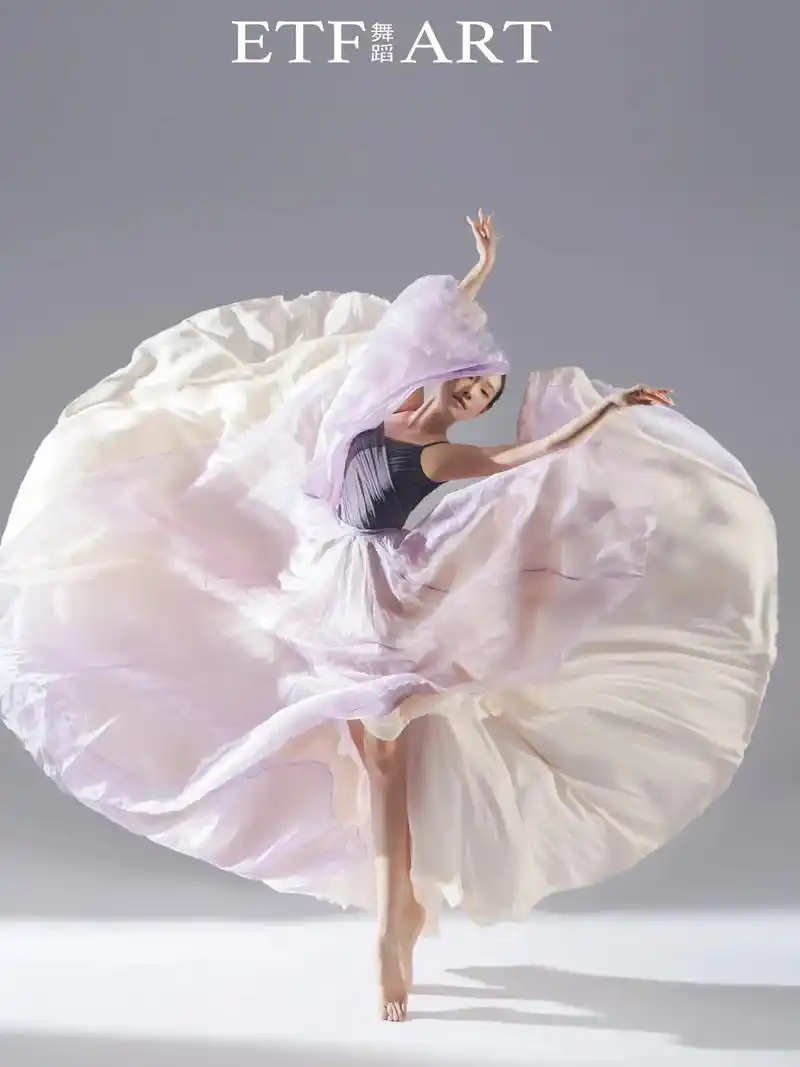 舞蹈写真其实很简单裙摆仍起来摆动作,抬手,踢 - 抖音