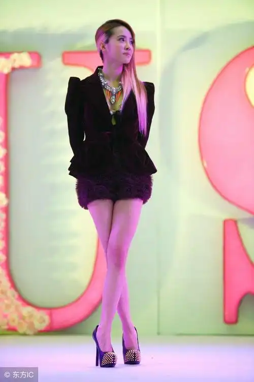 厉害呀蔡依林脚踩18cm恨天高竟也能昂首挺胸自信走猫步