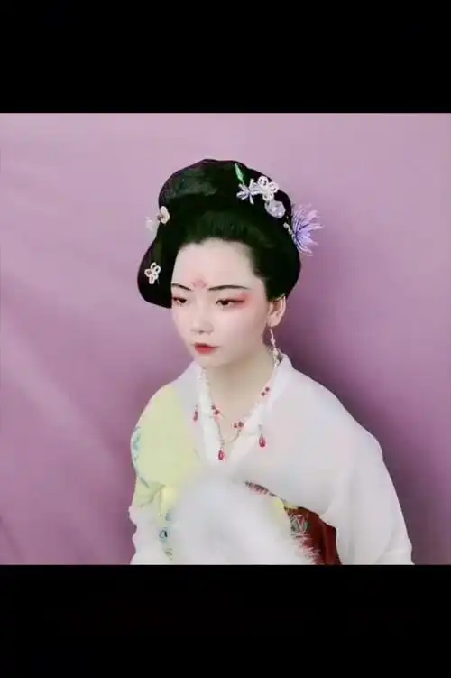 今日影视班课堂 唐朝女子发髻发式形式繁多,妆容复杂,繁琐而精美.