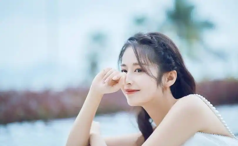 颖儿居家光脚跳健身操,吊带紧身裤秀完美身材,客厅装修富丽堂皇_运动