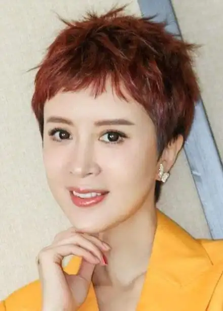 47岁的金巧巧,脸部怪异,看着虚假,这是撞脸蔡明了?