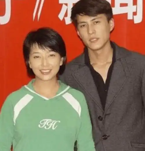 原创和小9岁的靳东同居5年历经两段婚姻四段情史如今被丈夫宠成宝