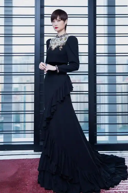 李宇春金色花卉刺绣礼服性感图片写真315