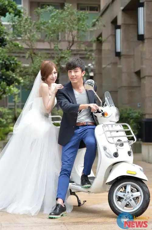 穿婚纱坐摩托车难倒王心凌 裙摆过长险被车轮卷入