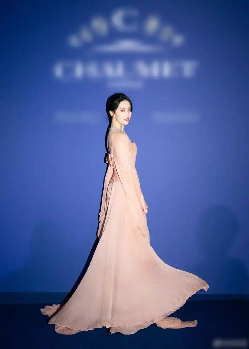 7月12日晚,@刘亦菲 晒出在摩纳哥参加品牌活动的美照.