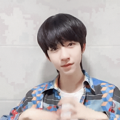 贺峻霖用头发比心#贺峻霖的头上长出了爱心,连头发丝都是爱你的形状