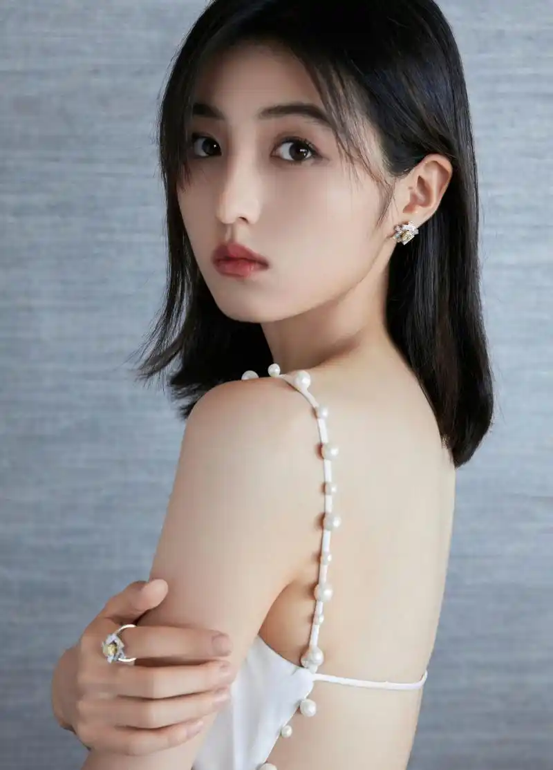 张子枫五年前和现在的对比照,算得上是丑小鸭但白天鹅的蜕变吧!