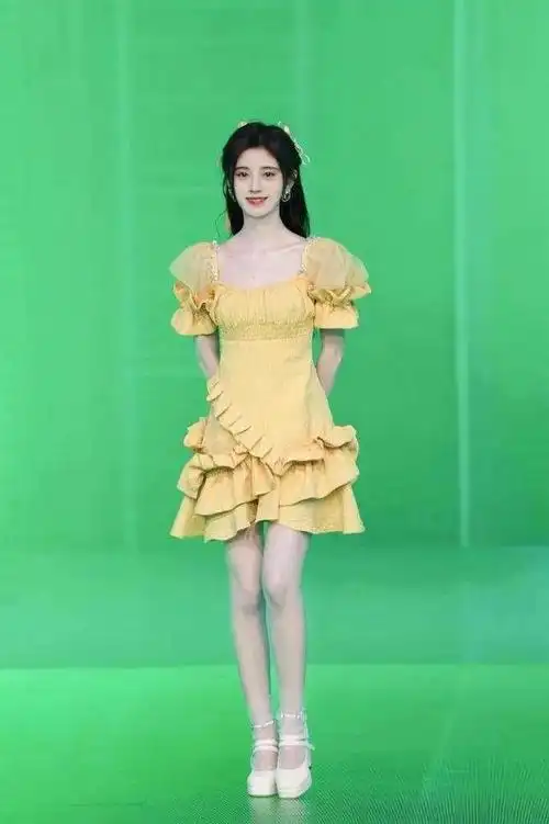 但是官方报的是159厘米,鞠婧祎的身高是你们自己细品一下,到底是多少?