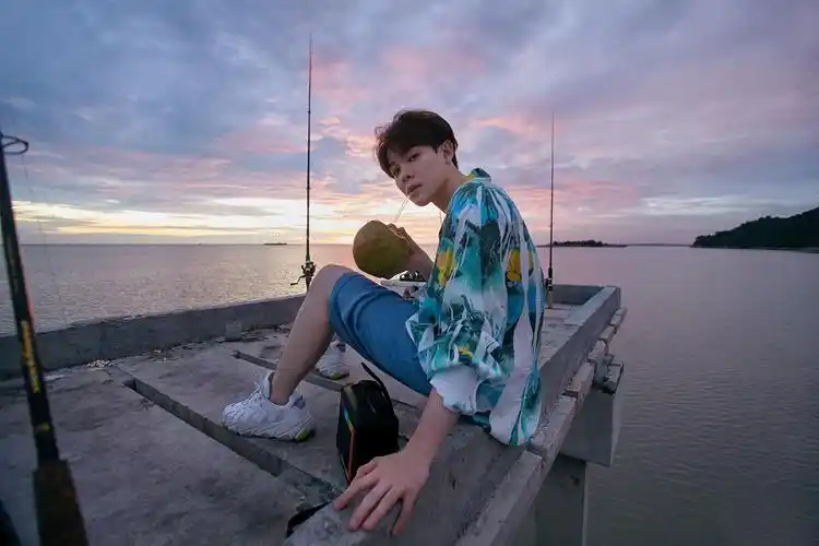 尤长靖 落日沙滩,海风拂面,夏日限定衬衫男孩!