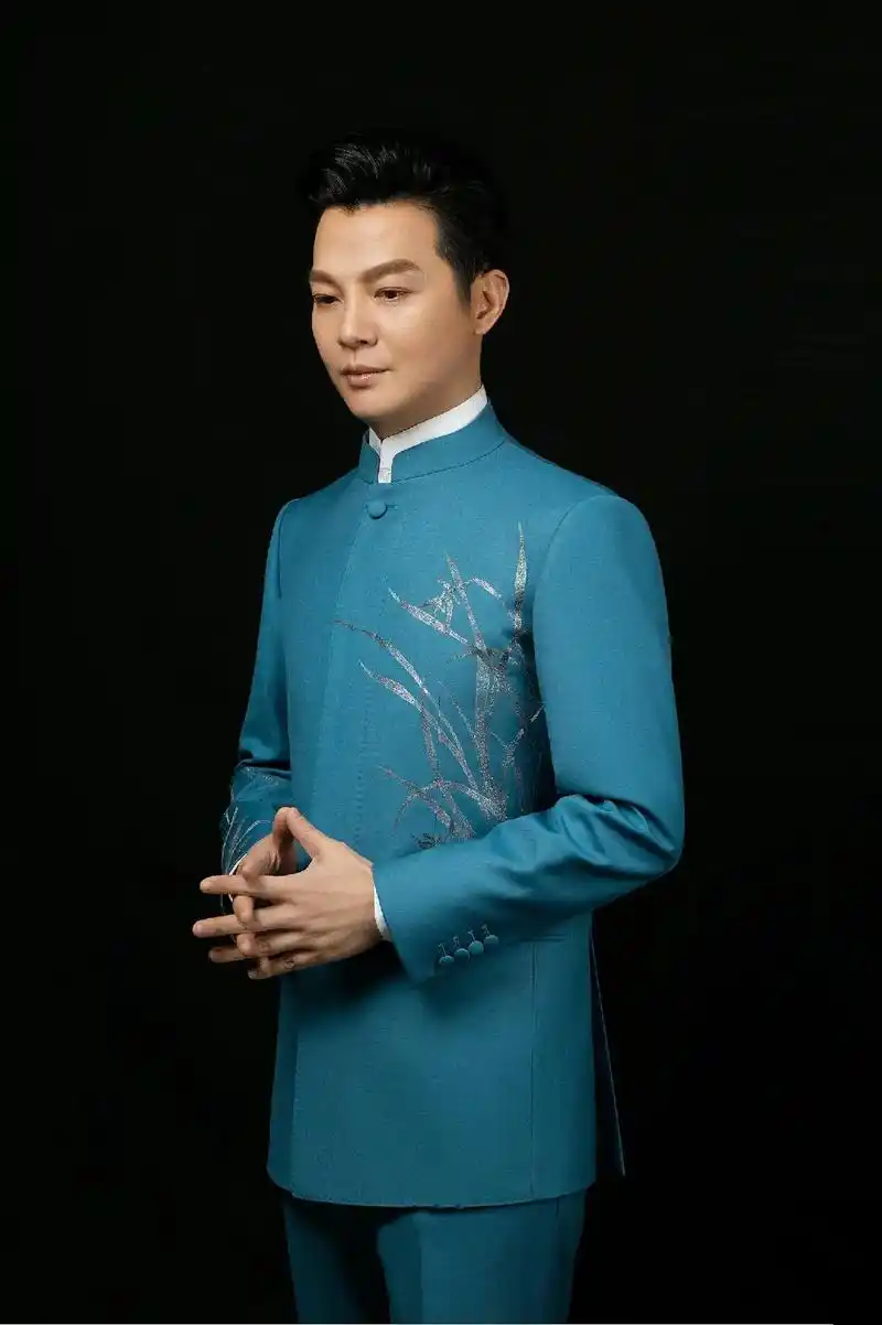 任鲁豫虎年春晚中国风造型董其昌曾有言:"绿衣青葱傍石栽,孤根 - 抖音