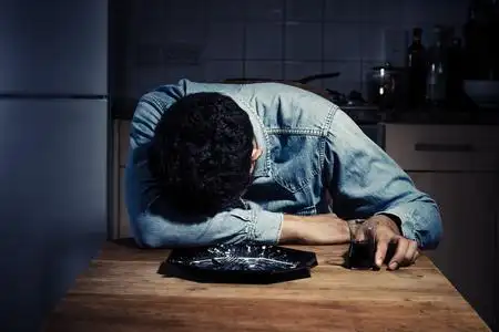 孤独喝酒晚餐后喝酒的悲伤和孤独的男人照片