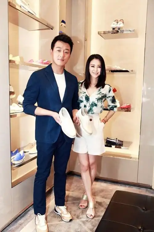 他娶了自己母校的老师,相爱11年没有绯闻,妻子为他生3小孩