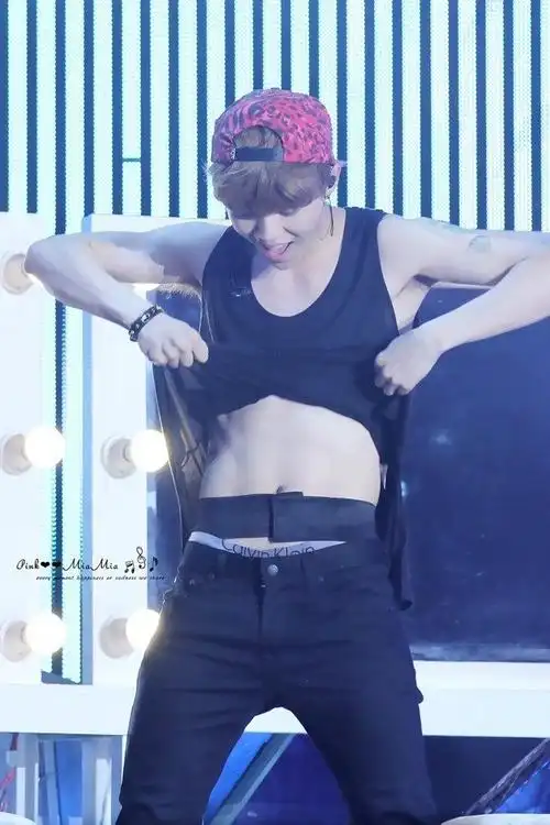 不过,鹿晗哥哥露腹肌这种场面,毕竟也就出现过几次[污],所以,小迷妹们