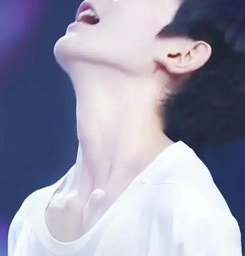 求tfboys《爱出发》mv里王源照片,萌的哦!