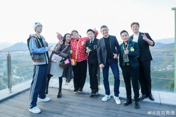 吉克隽逸发博晒和春游家族的合照