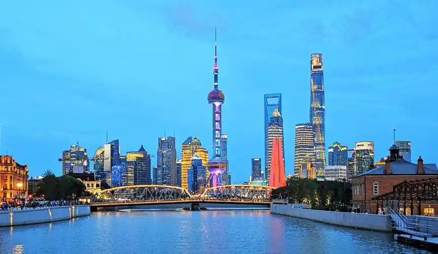 享受着大都市少有的清新空气和明媚阳光外滩是上海的历史文化长廊