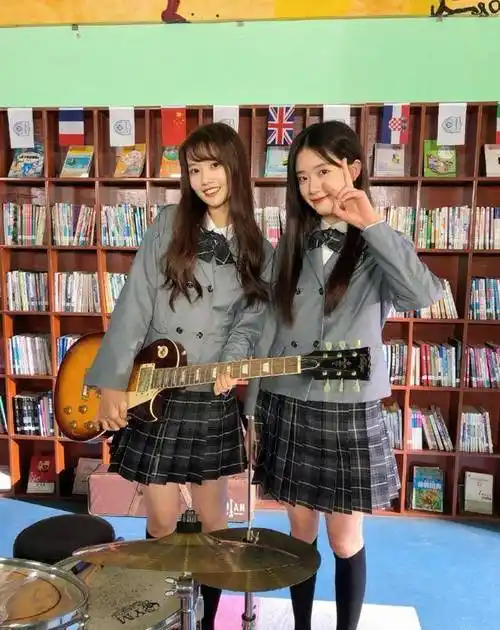 贵族学校,女学生和女老师都穿短裙_校服_穿着_电影