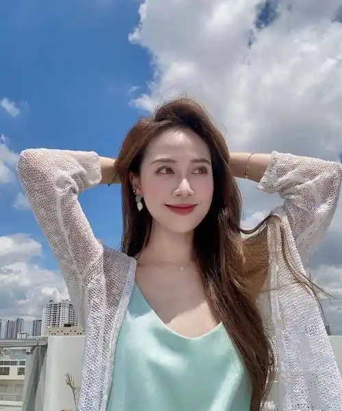 轻熟美女的生活照,虽然穿着打扮很简约,但依然时尚又迷人_款式_休闲