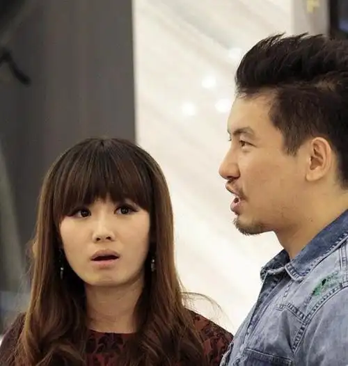 并深深吸引了一个男人,那人便是万蒂妮的第一任老公金磊,两人经过很长