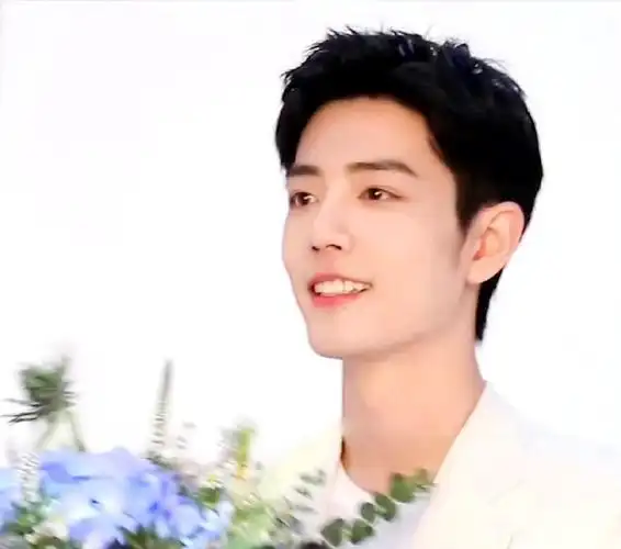 捧花的少年  #肖战工作室快放花絮#  肖战超话