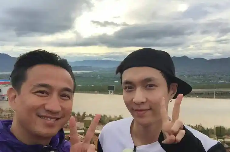 张艺兴发文祝黄磊老师生日快乐,师徒组合关系真的很棒啊!