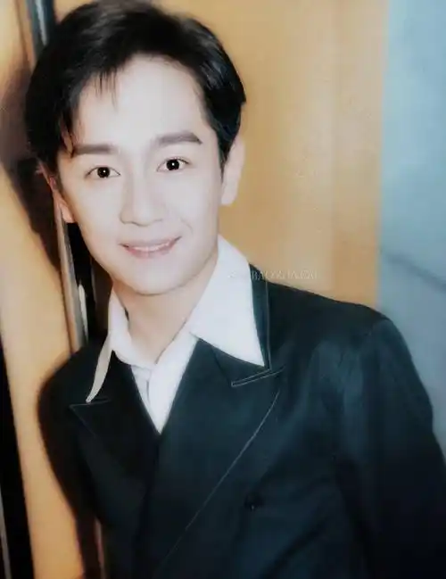 陈浩民一身破烂装扮和老婆合照,疑似再演济公_蒋丽莎_获得了_老公