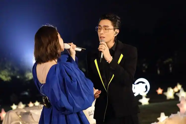 1/ 12 搜狐娱乐讯 9月21日,戚薇李承铉现身中秋晚会合唱《我要你》