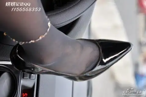 妍妍写真:方向盘上一双黑丝尤物