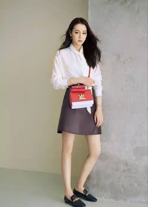 迪丽热巴"走哪捂哪"太做作?看到她的生活照,终于理解她的难处