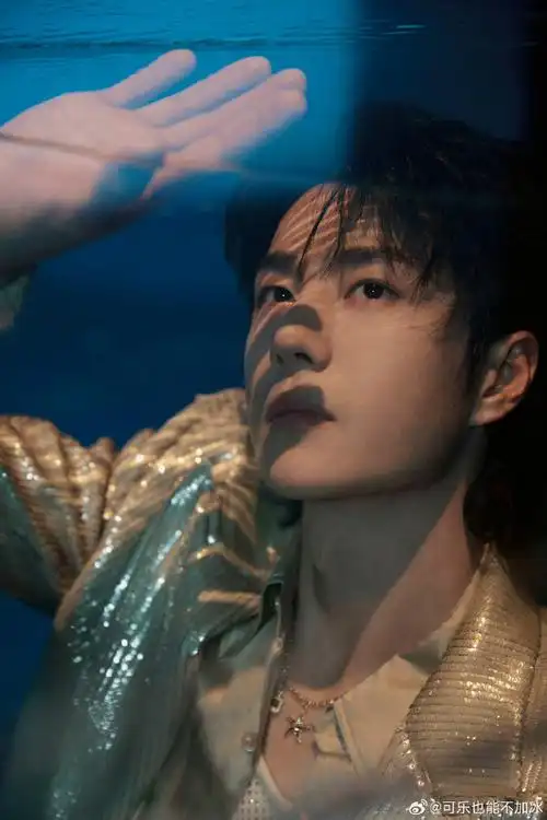 王一博人鱼西装#你们的老公来了,有没有被帅到.