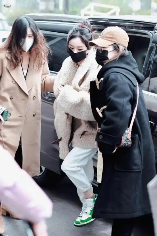 杨幂的这身造型,在款式的选择上可是有着不少的穿搭优点,尤其是她身上