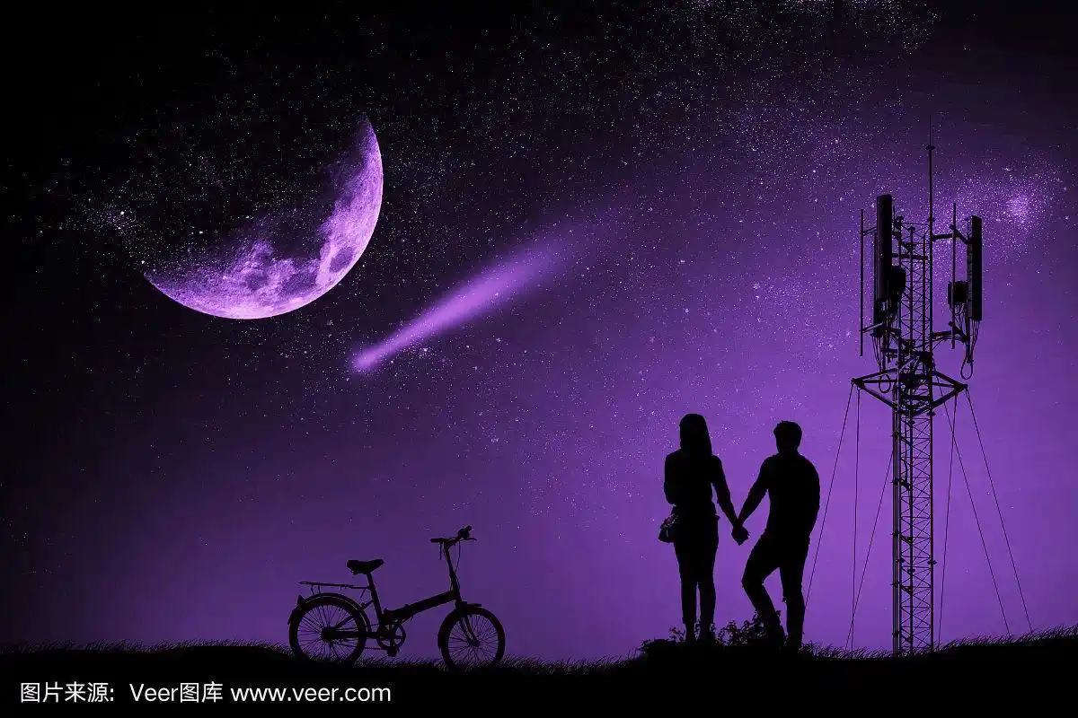 剪影情侣男女手牵手月夜看流星与紫色质子混合媒体自行车