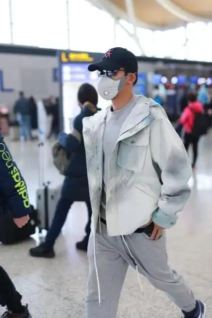 郑恺灰色系造型走机场,简约时髦活力强,气质却被身高拉低