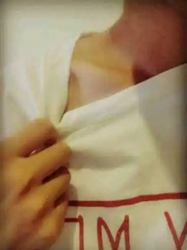 男生白衬衫锁骨