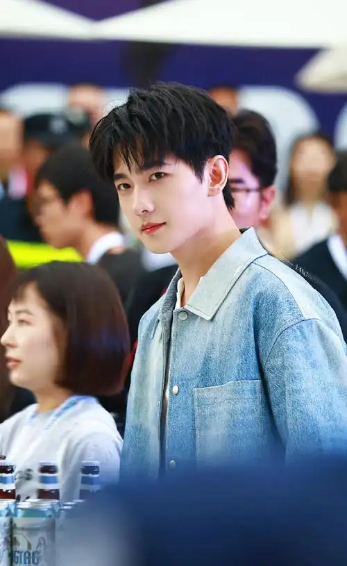 杨洋超话杨洋超话#杨洋#小时候出道前童年照早期 美图头像杂志代言