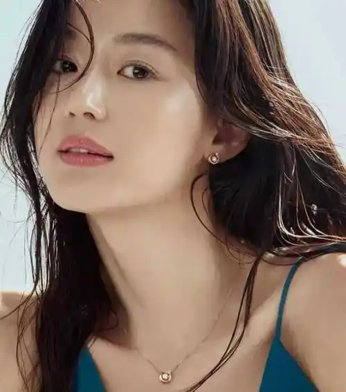 "我的野蛮女友"全智贤 拽姐也是有几分温柔在身上的-第3张图片-国合