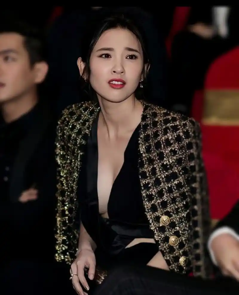 出席活动的唐艺昕,身穿深v晚礼服,好身材一览无余!