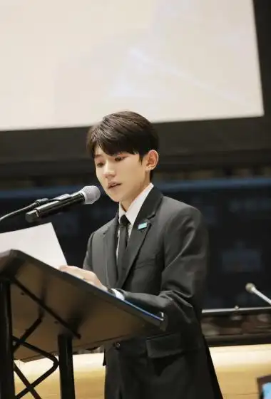 tfboys王源西装帅气图片36