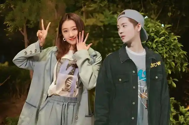 鹿晗带关晓彤外出聚餐两人亲密同行男方却遭网友吐槽像女孩