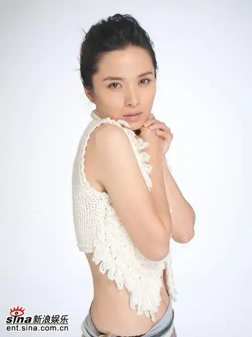 图文李佳镂空上衣拍性感写真甜美笑容