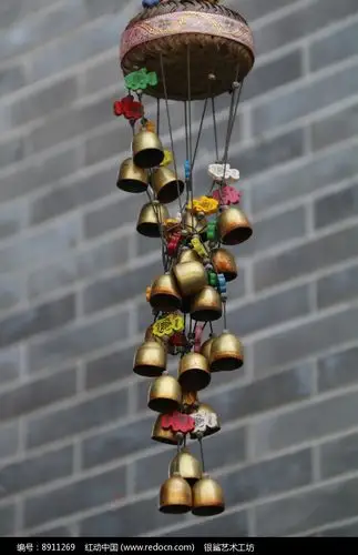 挂着小铜铃铛的风铃