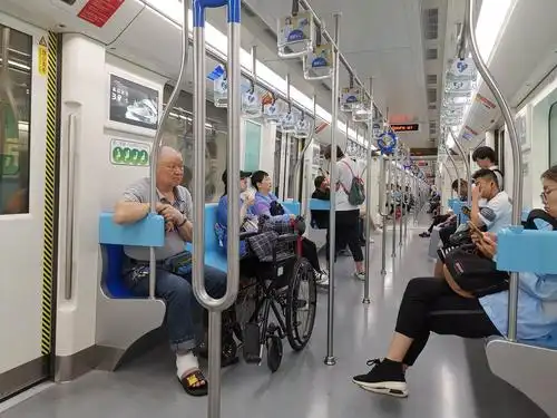 其它 今天推轮椅乘地铁去了瑞金医院 写美篇  在凹凸不平的人行道上推